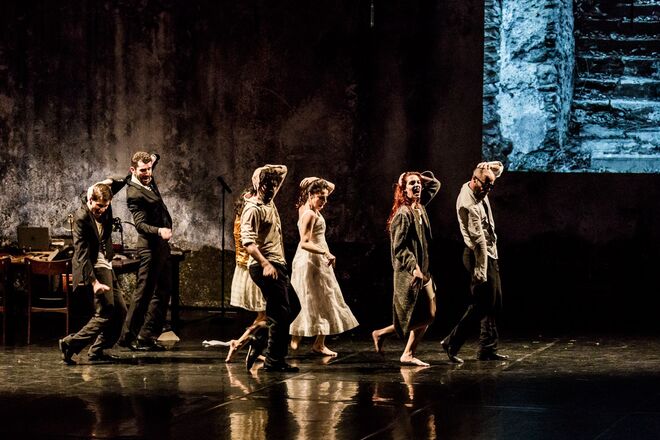 Peças do arquivo da Companhia Olga Roriz: A Meio da Noite, 2018.