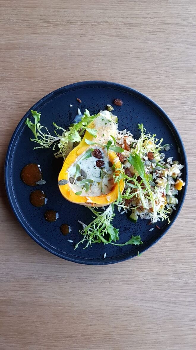 O prato Abóbora, arroz selvagem e legumes