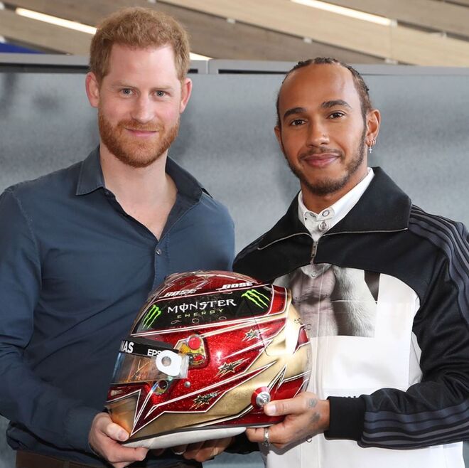 O duque de Sussex esteve em contacto com o piloto de Fórmula 1, Lewis Hamilton, que está infetado com Covid-19
