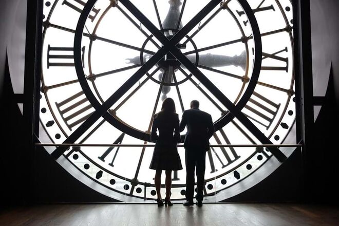 O casal teve a oportunidade de poder admirar a vista do relógio do Museu D'Orsay sobre Paris, em 2017