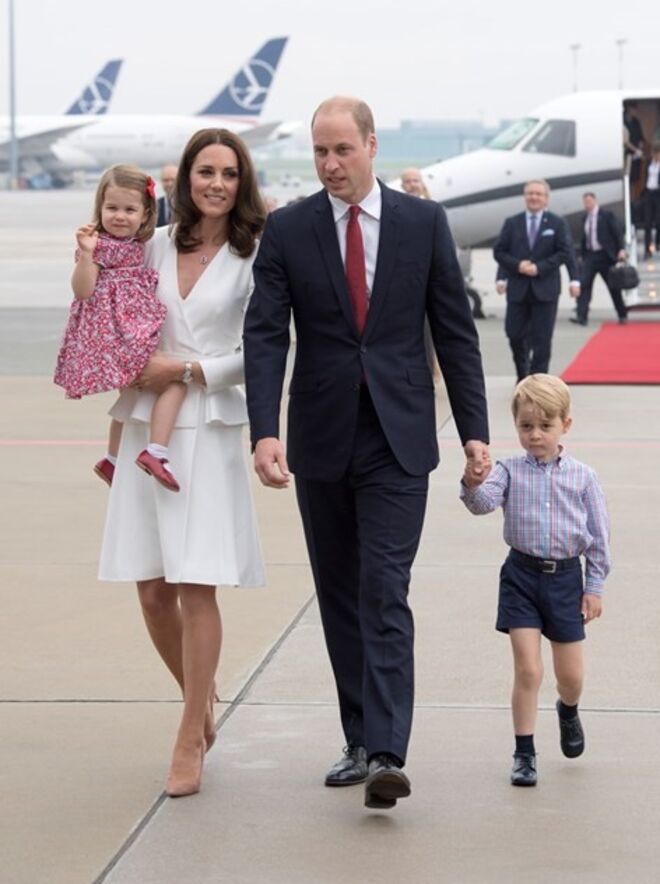 Os duques com o príncipe George e a princesa Charlotte a chegar à Polónia, numa visita oficial em 2017