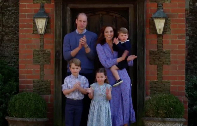 William, Kate, Louis, George e Charlotte e Louis homenagearam o serviço nacional de saúde britânico em meio à pandemia do novo coronavírus com aplausos em casa