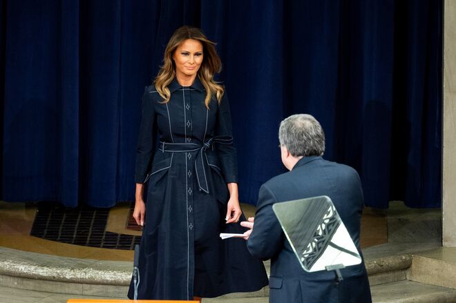 Num vestido Atelier Caito for Hervé Pierre no Department of Justice National Opioid Summit, em Washington DC, a 6 de março de 2020