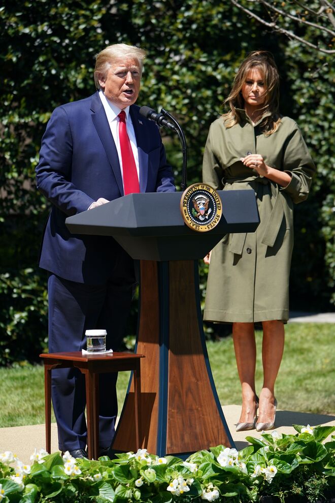 Melania num casaco Victoria Beckham e saltos Manolo Blahnik