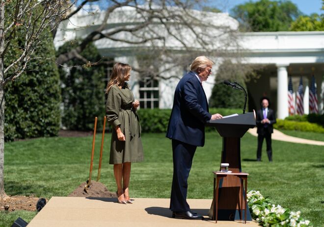 Melania num casaco Victoria Beckham e saltos Manolo Blahnik 