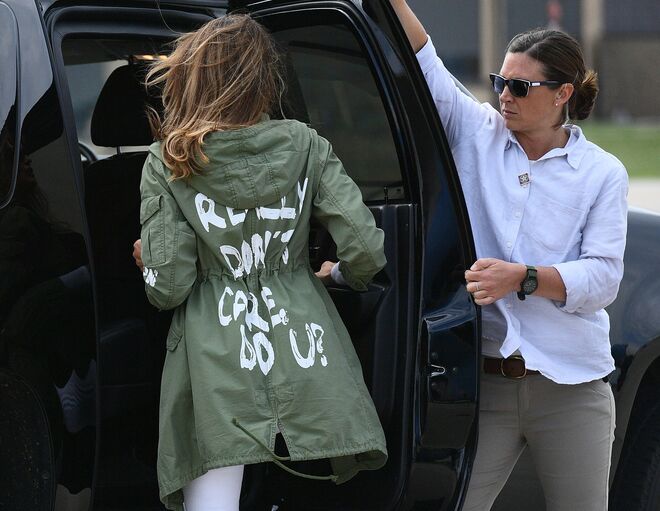 A parka estampada com a frase "I really don't care, do u?", em junho de 2018, que vestiu para visitar os centros de detenção de imigrantes da fronteira dos Estados Unidos com o México, onde várias crianças estavam retidas