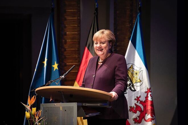 A chanceler da Alemanha Angela Merkel avisou cedo que o vírus contagiaria cerca de 70% da população. “É sério. Levem isto a sério” antecipou, dirigindo-se aos alemães.