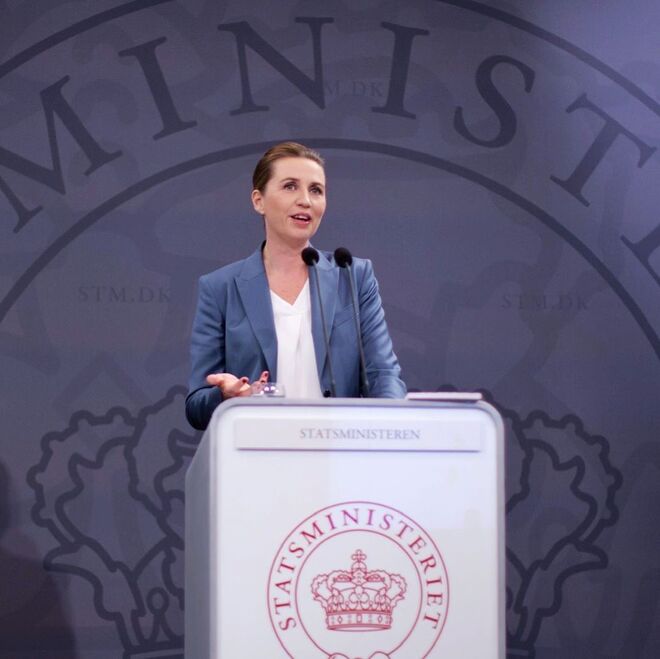 Mette Frederiksen falou ao país cedo, e uma conferência de imprensa teve particular influência nos dinamarqueses. 