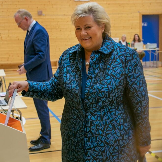 A primeira-ministra norueguesa Erna Solberg teve a ideia inovadora de utilizar a televisão para falar diretamente às crianças norueguesas, explicando que seria normal terem medo, respondendo às perguntas dos mais novos numa conferência de imprensa sem adultos. 
