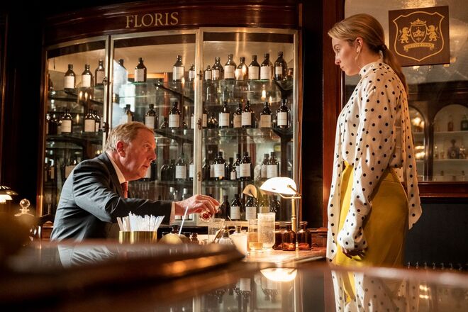 Temporada 3 episódio 3 | Blusa Petar Petrov e calças Maison Rabih Kayrouz