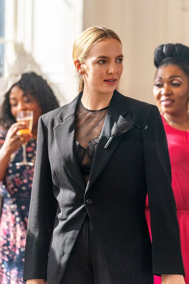 Temporada 3 episódio 1 | Blazer Comme des Garçons, top em tule Simone Rocha e broche Loewe