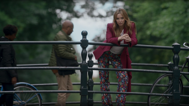 Temporada 2 episódio 4 | Blazer Alexander McQueen, T-shirt Ann Howard Bullard e calças Etro