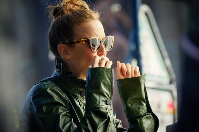 Temporada 2 episódio 3 | Casaco em pele JW Anderson e óculos Paul Smith