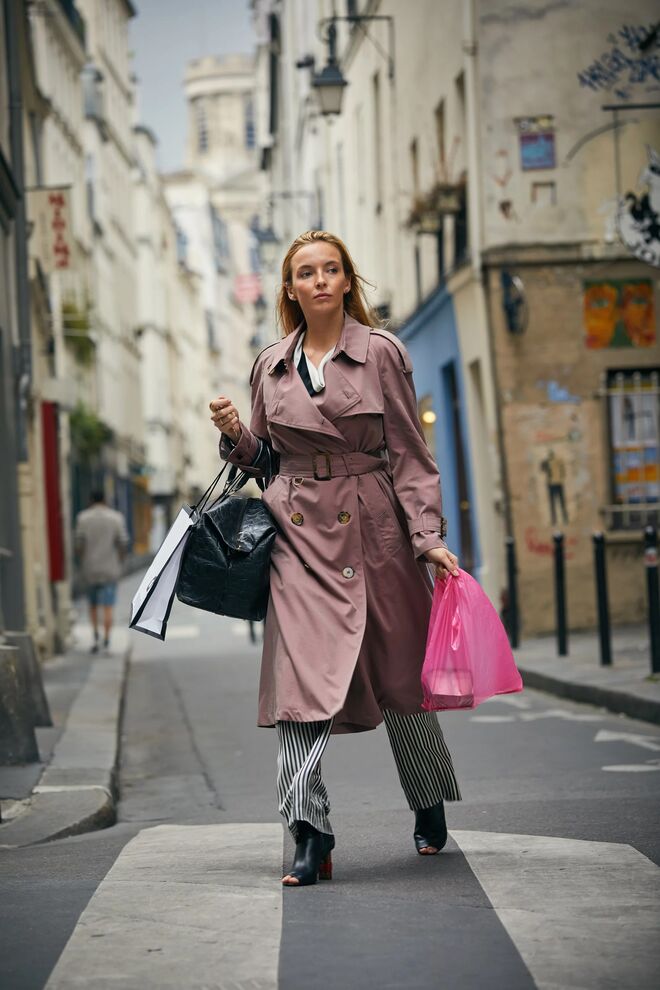 Temporada 1 episódio 1 | Trench coat Burberry e botas Balenciaga