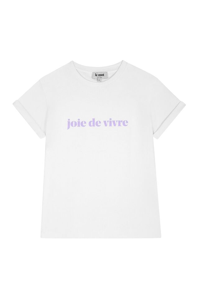 T-shirt adulto joie de vivre, €41, Le Mot, em www.le-mot.com. Por cada t-shirt joie de vivre vendida, €10 revertem a favor da instituição Ajuda de Berço, que tem como missão o acolhimento, acompanhamento e apoio a bebés e crianças desprotegidas dos 0 aos 12 anos