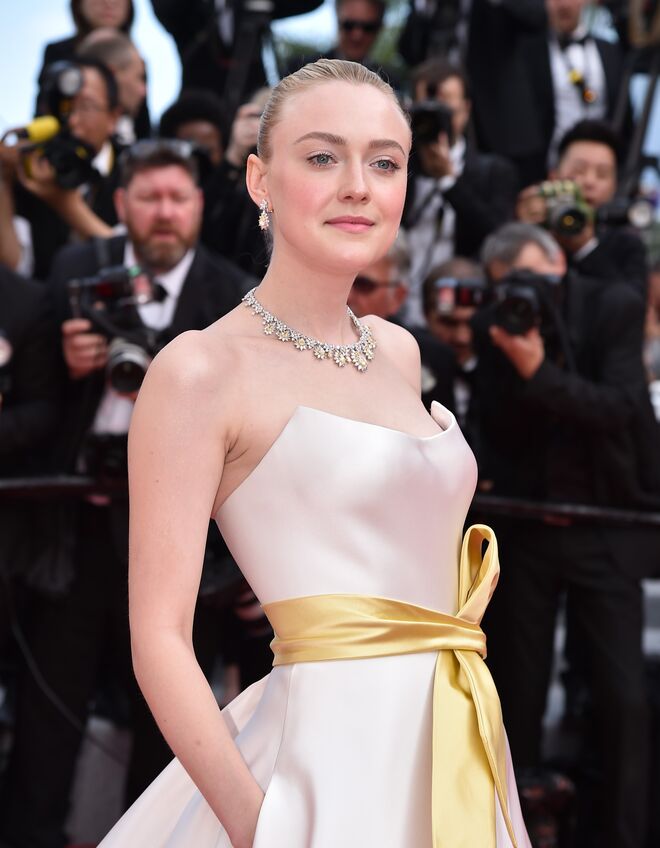 Dakota Fanning, Armani Privé e joias Chopard, Cannes 2019