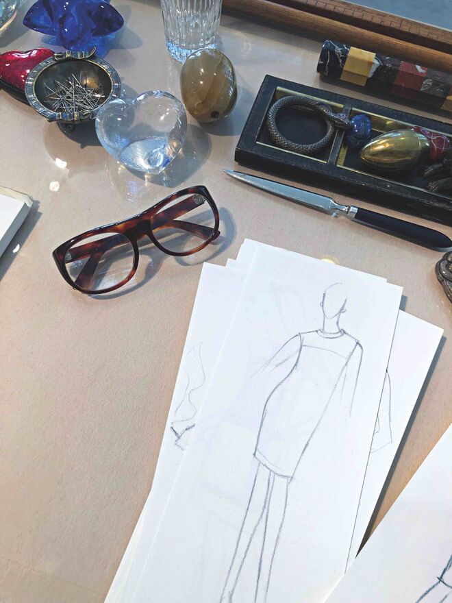 O escritório de Yves Saint Laurent permanece preservado tal como o designer deixou, com os seus óculos, sketches, lápis, livros de inspiração e moodboards