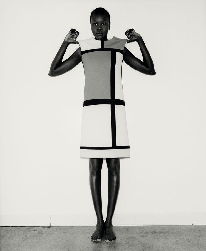 A modelo Alek Wek no vestido Mondrian, alta-costura, outono de 1965