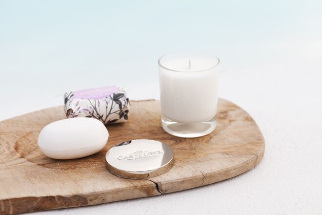 A Castelbel já doou milhares de cremes hidratantes para combater a desidratação da pele causada pelo álcool-gel e das marcas na cara causadas pelo uso permanente de máscaras e viseiras por parte dos profissionais de saúde. 