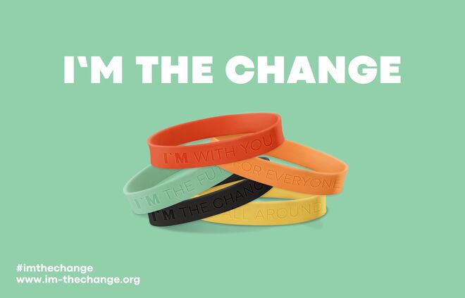 As pulseiras solidárias são fruto da campanha I’M THE CHANGE, lançada por Maria Falcão ao abrigo do movimento tech4COVID19, que pretende unir a população em isolamento num círculo de combate à COVID-19. Cada pulseira custa 5€ (pode optar pelo pack de 20€), está à venda no website da iniciativa, e o valor reverterá na totalidade para o movimento.