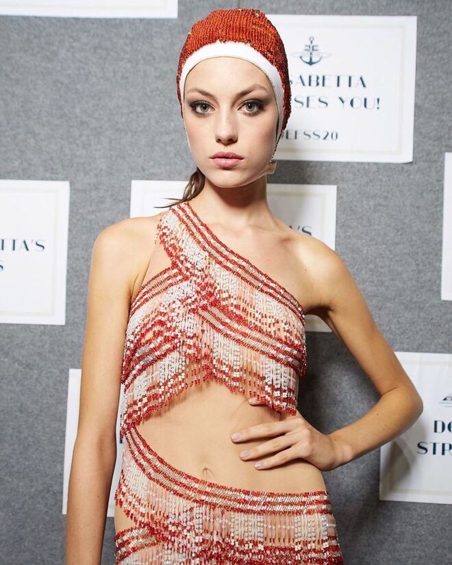 Elisabetta Franchi está a ajudar um dos países mais afetados pelo coronavírus, Itália. A designer está a organizar uma campanha de angariação de fundos para apoiar hospitais italianos que estão a enfrentar dificuldades em lidar com a emergência do Covid-19, e até à data já angariou 260 mil euros.