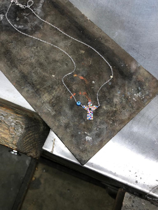 A Eugénio Campos Jewels criou uma coleção solidária composta por duas joias, um colar e uma pulseira com um anjo e um arco-íris, onde há um elemento comum: a cor. Cada uma destas joias custa 39,90€, dos quais 10€ revertem para equipamentos e todas as necessidades do Hospital de São João, no combate ao novo coronavírus.