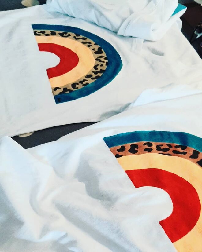 Mia Lourenço pintou uma t-shirt solidária por diversão. Este pequeno gesto tomou proporções maiores, e agora, por cada t-shirt (15€) vendida e também por cada máscara (6,50€), 1€ reverte a favor da Associação O Cantinho da Milu, um albergue que recebe e toma conta de animais. No albergue, vivem cerca de 750 cães, a maior parte dos quais totalmente a cargo do Cantinho. 