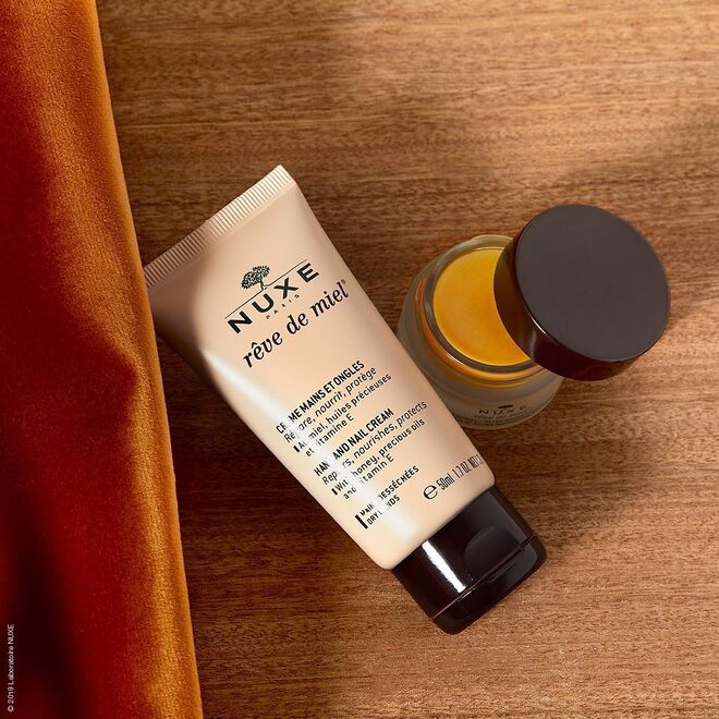 Em resposta às necessidades crescentes e com a urgência de ajudar profissionais de saúdes, o Grupo Nuxe forneceu diretamente às equipas de saúde francesas os cremes de mãos Rêve de Miel para proporcionar um pouco de conforto e alívio. 