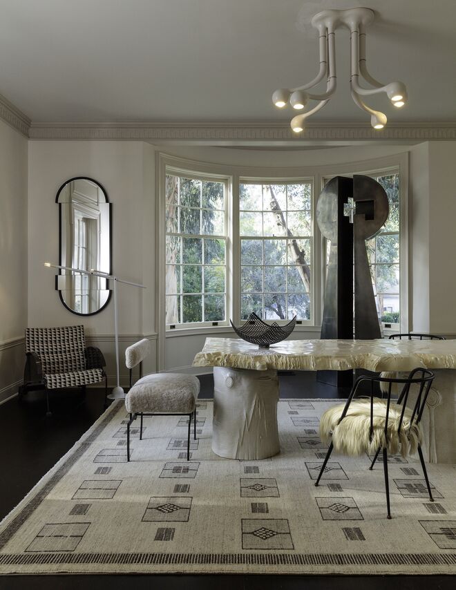 Na casa de Kelly Wearstler. Sala com uma mesa em cerâmica vintage e bases em forma de troncos. Algumas cadeiras são dos anos 60 e foram encontradas num mercado de artigos em segunda mão, em Paris. Tapete escandinavo, peça de iluminação do estúdio Entler, em Los Angeles, e espelho do designer britânico Lee Broom. Do livro Evocative Style, de Kelly Wearstler (Rizzoli).