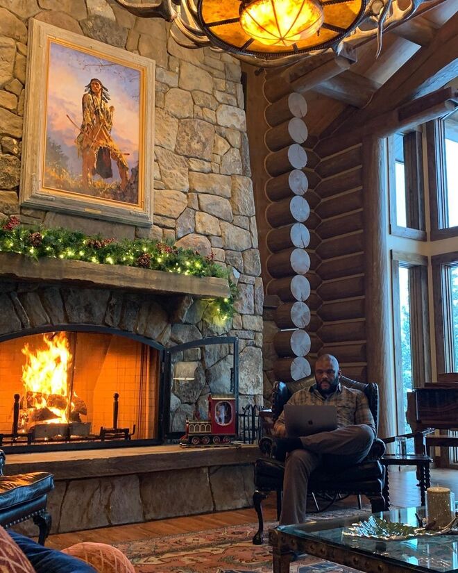 Tyler Perry a trabalhar em casa ao lado da lareira