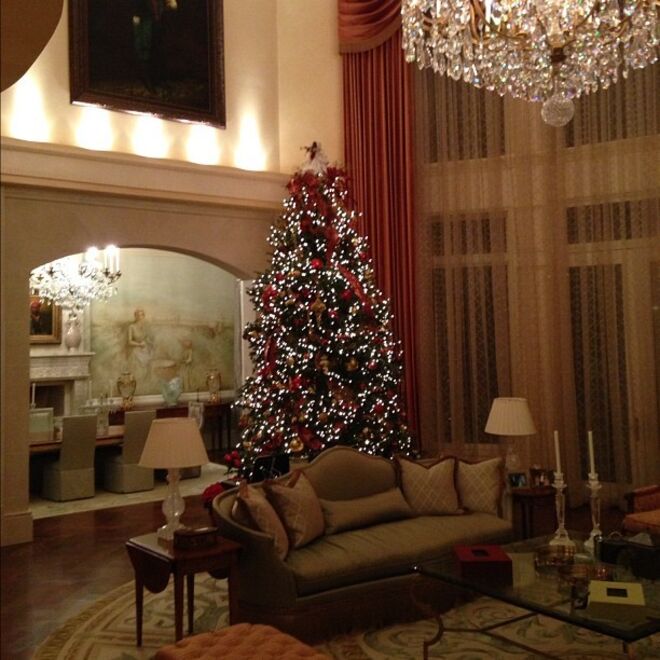 Uma fotografia da decoração de Natal em 2012, que oferece um vislumbre da sala de jantar formal da mansão, com lustres e paredes de mármore 