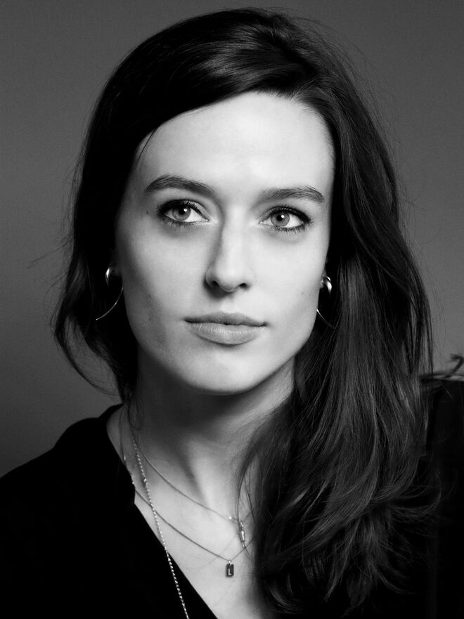 Lou Stoppard, a autora do livro Pools – Lounging, Diving, Floating, Dreaming: Picturing Life at the Swimming Pool, da editora Rizzoli.