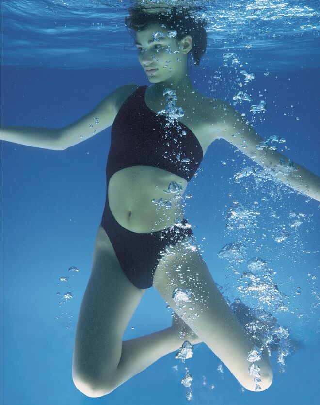 Thank Tanks, Frank, junho 1998, cortesia de Sølve Sundsbø. Do interior do livro Pools – Lounging, Diving, Floating, Dreaming: Picturing Life at the Swimming Pool, da editora Rizzoli.