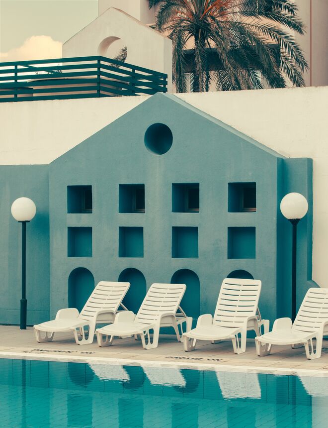 Richard England, Aquasun Lido, St. Julians, Malta, 1983, fotografado em 2018, por Romain Laprade. Do interior do livro Pools – Lounging, Diving, Floating, Dreaming: Picturing Life at the Swimming Pool, da editora Rizzoli.