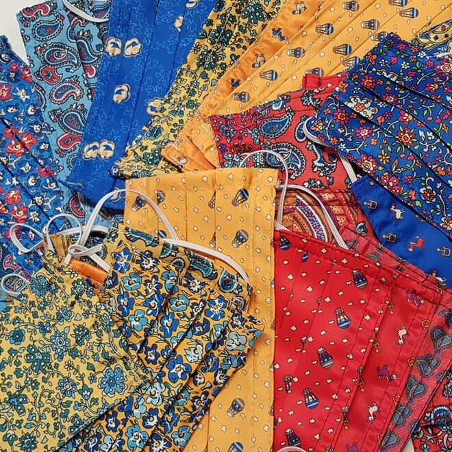 Na era pré Covid-19, a marca portuguesa Vandoma Ties dedicava-se à confeção de gravatas com padrões originais e criativos. Estes padrões podem agora ser encontrados também nas máscaras sociais produzidas pela marca. A partir de 8€.