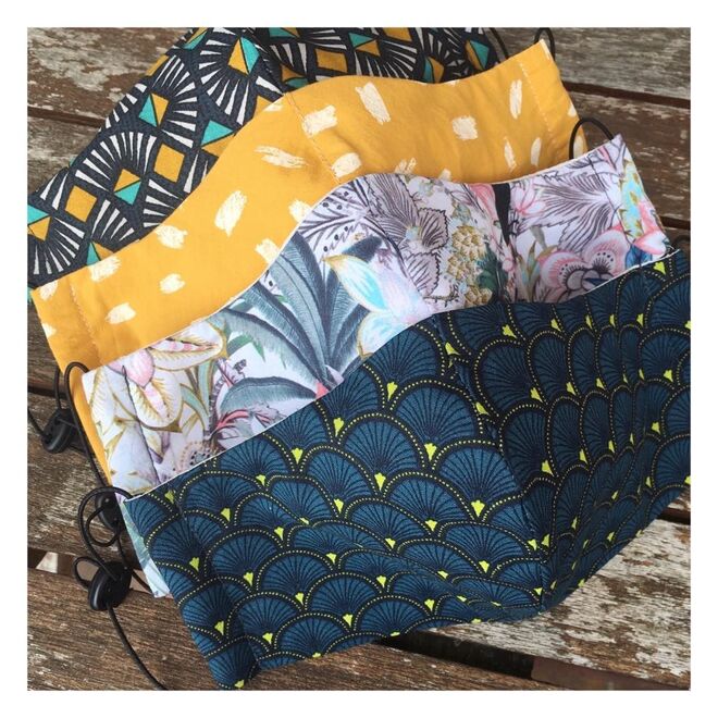 A Weev Store já produzia acessórios como laços e papillons a partir de tecidos coloridos. Agora, as máscaras são outras das novidades desta marca portuguesa fundada por Diana Nunes. Existem em vários padrões – desde os geométricos aos florais – e custam 15€ cada