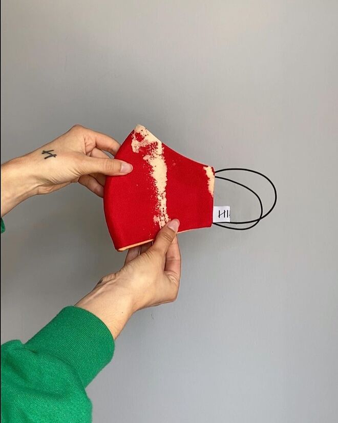 Marta Gonçalves, fundadora da marca Hibu, criou uma série de máscaras sociais para apoiar instituições carenciadas – semanalmente, doa 25% do lucro a diferentes instituições de caridade. Máscaras reversíveis, laváveis, reutilizáveis, feitas com duas camadas, com 100% algodão, tinturaria manual e com abertura para um filtro. Custam 20€ cada + portes