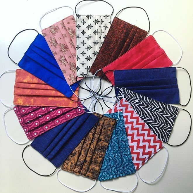 A marca portuguesa Ofélia Collection, que até agora produzia acessórios de moda, dispõe agora de novas máscaras para adulto e criança. Cada máscara, disponível em mais de 10 padrões, tem o custo unitário de 3€. Neste vídeo, encontra todas as normas de utilização.