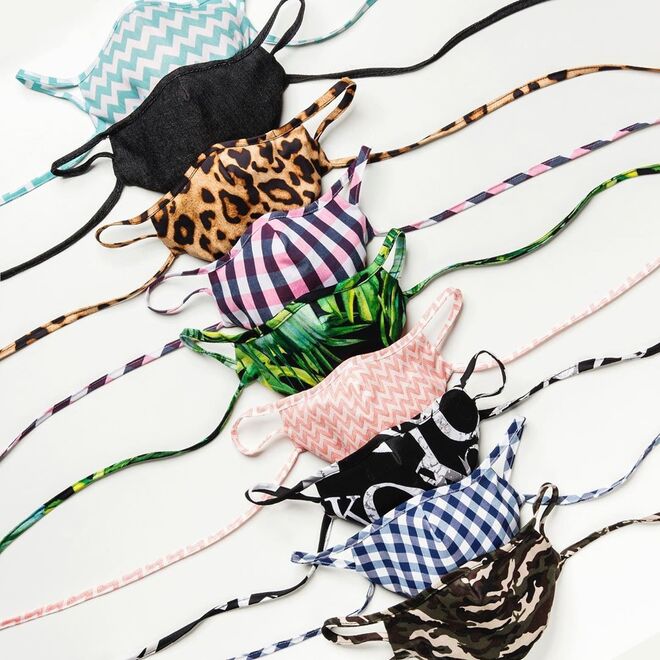 A stylist Gabriela Pinheiro aproveitou para criar a sua própria marca de máscaras comunitárias. Chama-se Real e vende através da conta de Instagram. Há nove padrões disponíveis: basta escolher e encomendar. O preço unitário é de 15,90€.