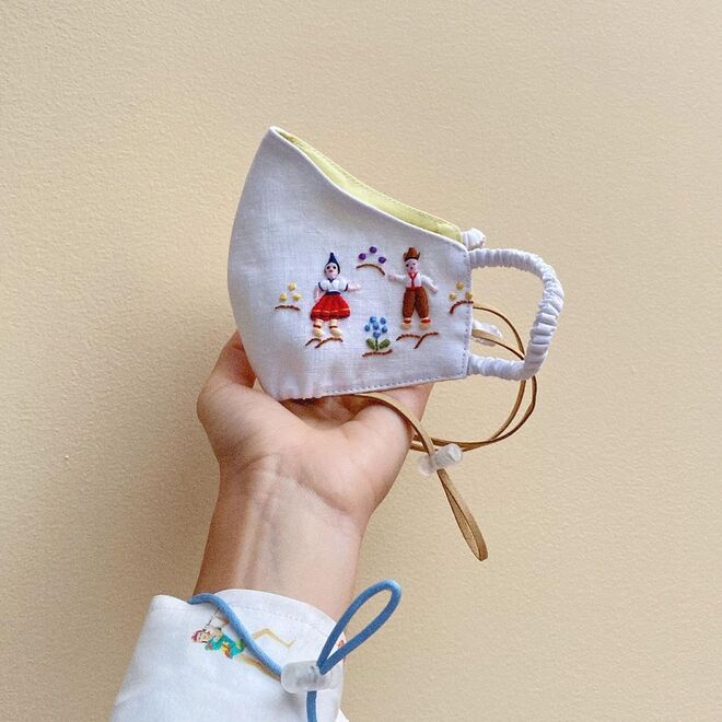 A Sous é uma marca madeirense que produz peças únicas, muitas vezes com recurso a tingimento de tecidos, bordados e outros acabamentos manuais. Durante a pandemia, nasceram as máscaras, costuradas com amor homenageando as tradições artesanais da Madeira. A máscara “vilhões”, com bordados que evocam o bailinho da Madeira, a dança tradicional, fala por si.