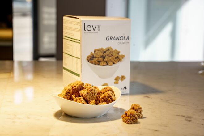 Granola Crunchy, contém 4 unidades de 44g, custa €12,95 e pode ser adquirida nas clínicas LEV em Portugal ou em lev.pt 