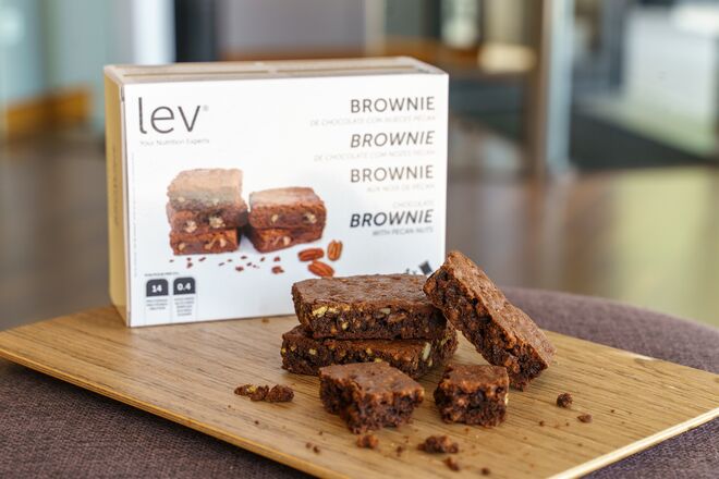 Brownie de Chocolate com Nozes Pécan, contém 4 saquetas de 37g, custa €14,00 e pode ser adquirido nas clínicas LEV em Portugal ou em lev.pt 