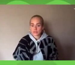 Adele surge irreconhecível em vídeo emotivo