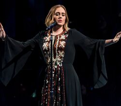 Adele repete vestido antigo (e mostra como perdeu peso)