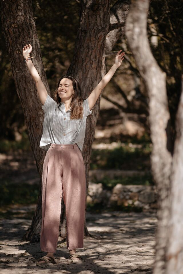 Em média, por cada peça, são produzidas entre 25 e 50 unidades ao longo de cada coleção (são duas, por ano). De casacos a vestidos e saias, há uma variedade de modelos, regra geral em tons neutros.