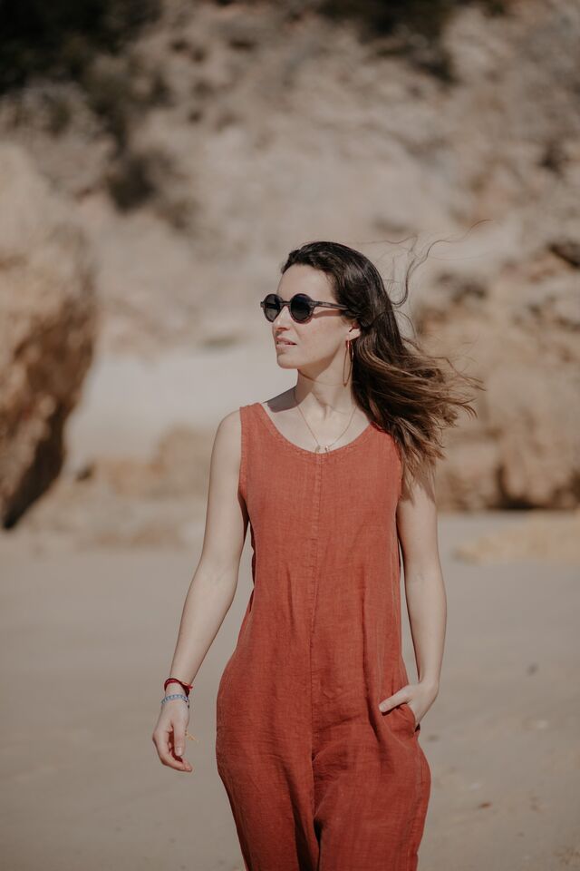 Assim, a Näz é uma marca com peças para homem e para mulher, confeccionadas a partir de materiais sustentáveis, com um design minimalista, e orientadas para consumidores mais jovens. 