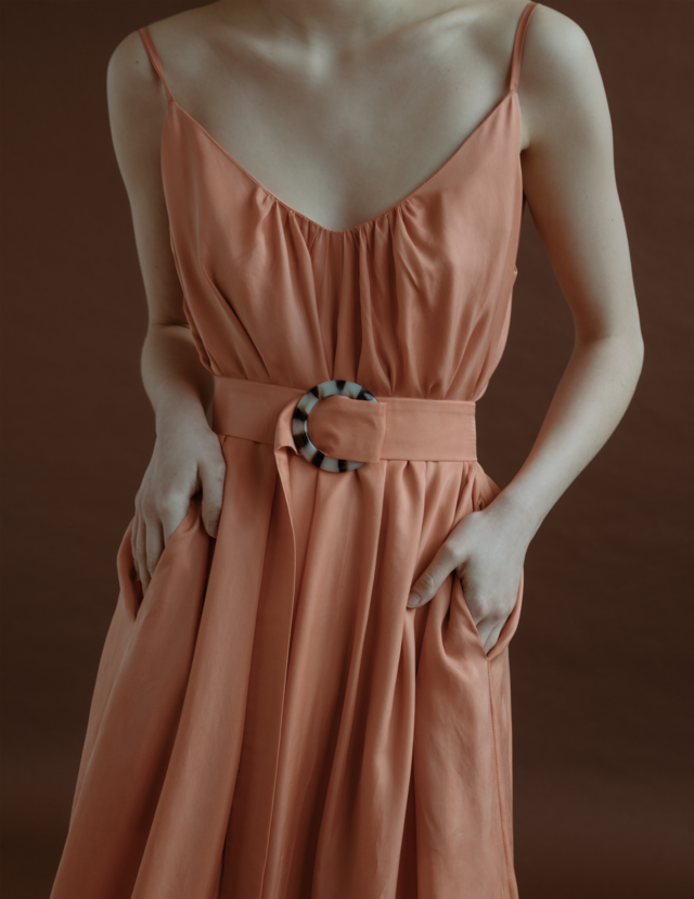 Assim nasceram as peças da primeira coleção - desde lenços, passando por vestidos e tops -  100% portuguesas e fabricadas em ateliers especializados, onde o branco, o preto e o dourado são protagonistas.