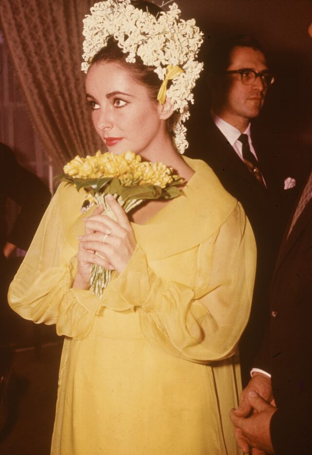 Elizabeth Taylor, em Irene Sharaff, no seu primeiro casamento com Richard Burton, em 1964. 