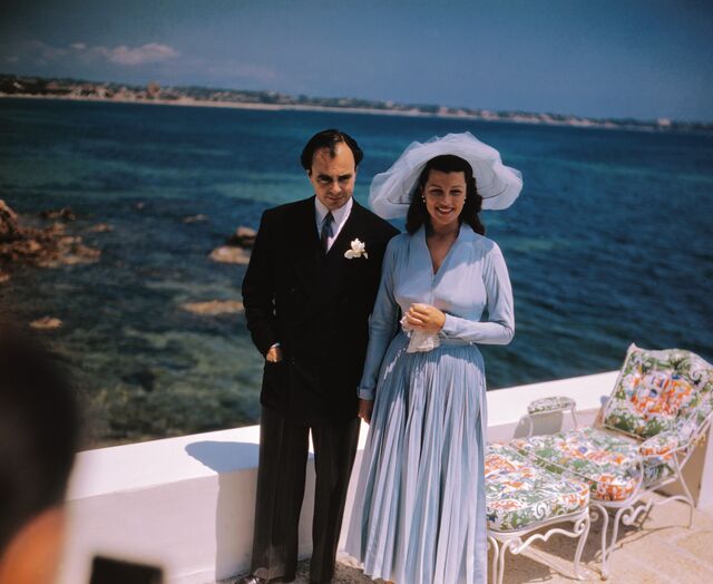 Rita Hayworth e Ali Khan casaram em 1949 na Riviera Francesa. A atriz usou um vestido azul desenhado por Jacques Fath. 