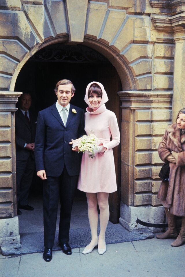 Audrey Hepburn casou com Andrea Dotti em 1969, e elegeu um vestido Givenchy.